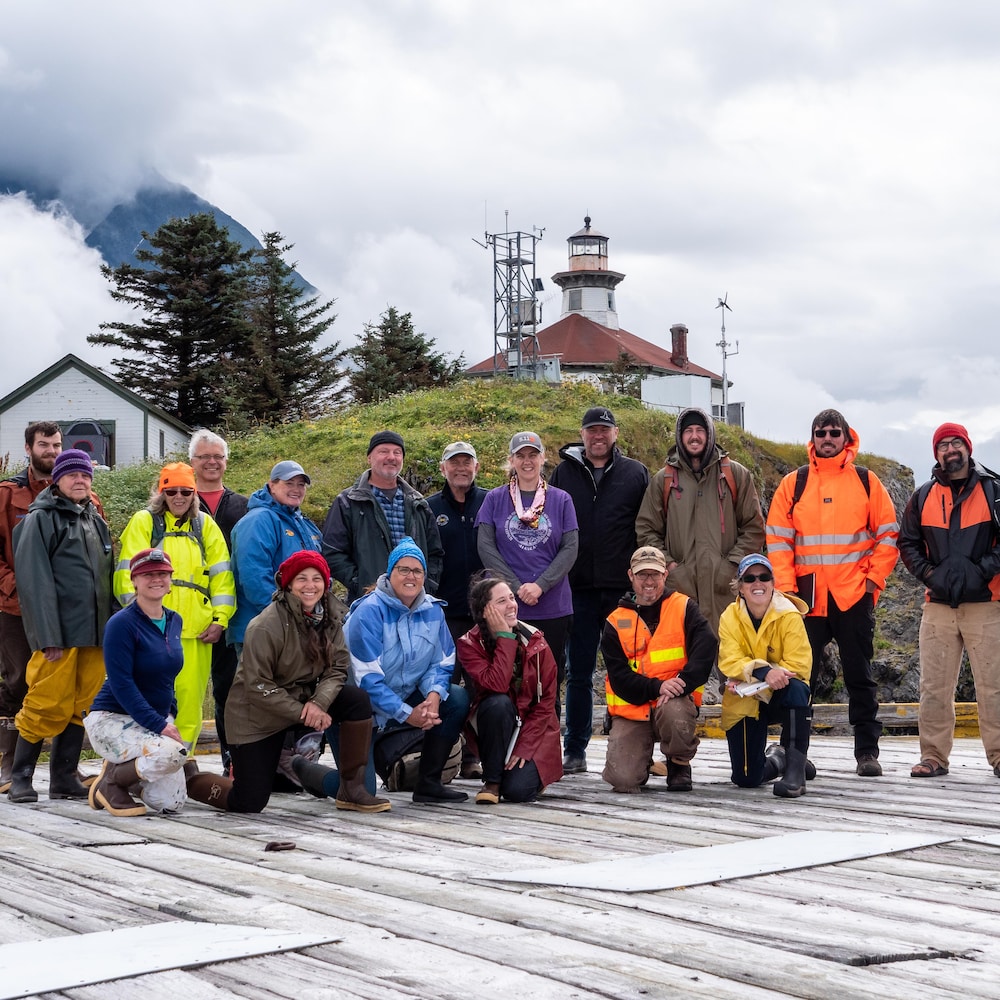 Groupe de l'Association pour la préservation du phare d'Eldred Rock qui pause devant le phare, en Alaska, juillet 2022.