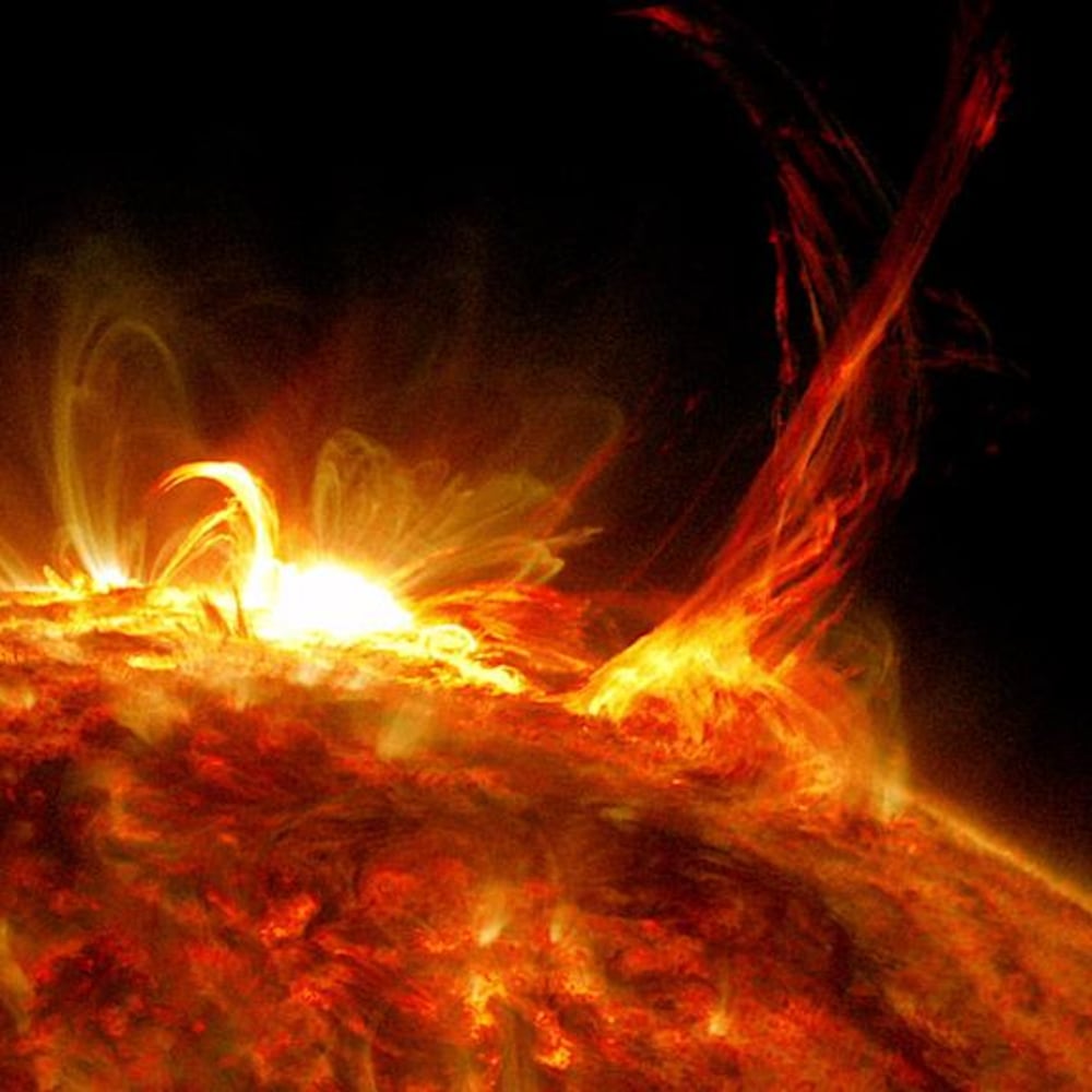 Une image spatiale du soleil avec des projections entraînant une tempête solaire, le 2 octobre 2014. 