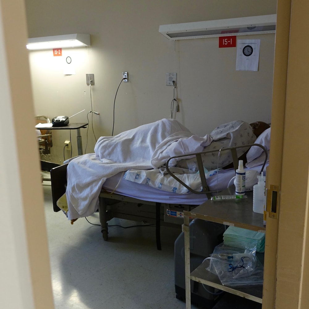 Un détenu en fin de vie dans une des sept chambres réservées pour accueillir les mourants                               