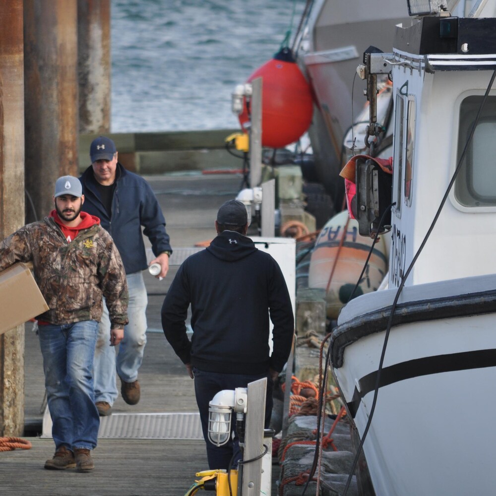 Des pêcheurs sur le quai de Meteghan.