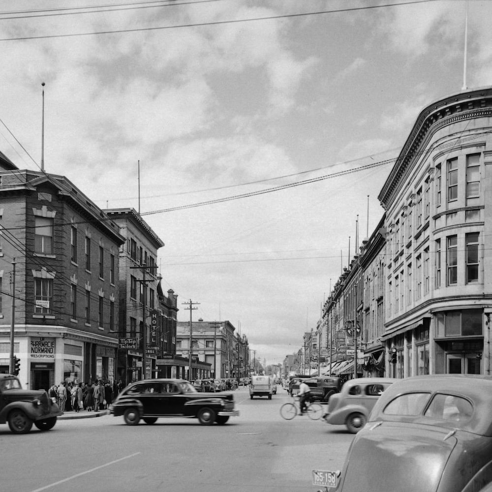 La rue des Forges au centre-ville qui est en pleine action à la fin des années 1940.