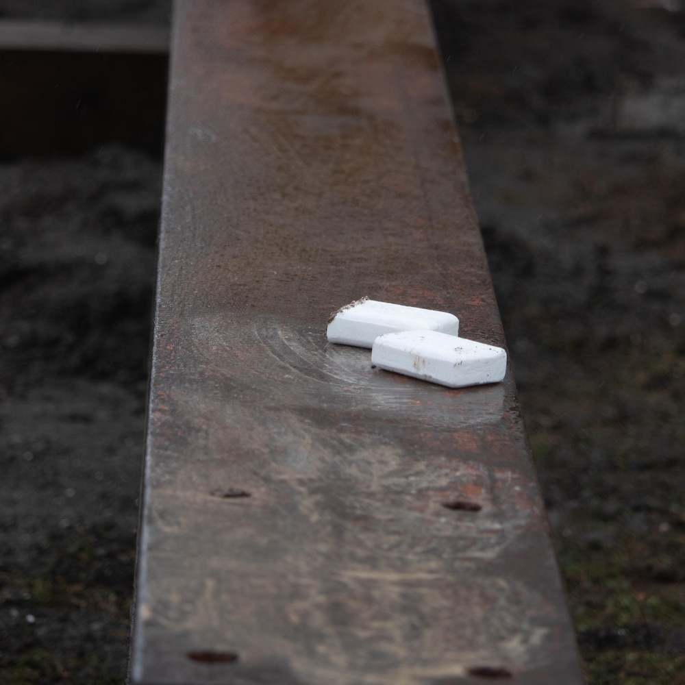 Des pains de savon sur une poutre d'acier.