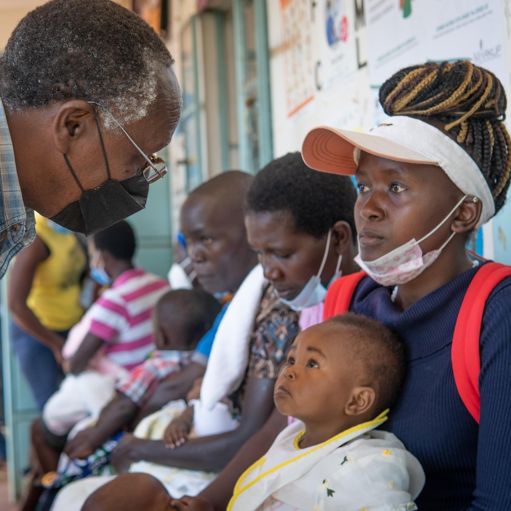 Le professeur Simon Kariuki discute avec une mère.