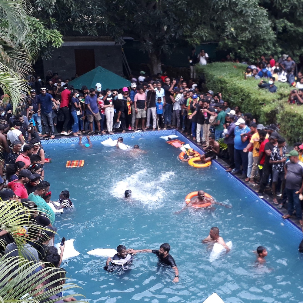 Une dizaine de manifestants barbotent joyeusement dans la piscine du président du Sri Lanka.