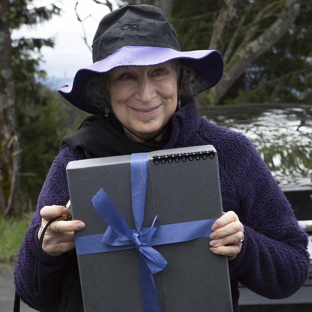 Margaret Atwood during the presentation of her manuscript.  She keeps it in a box with a ribbon around it.