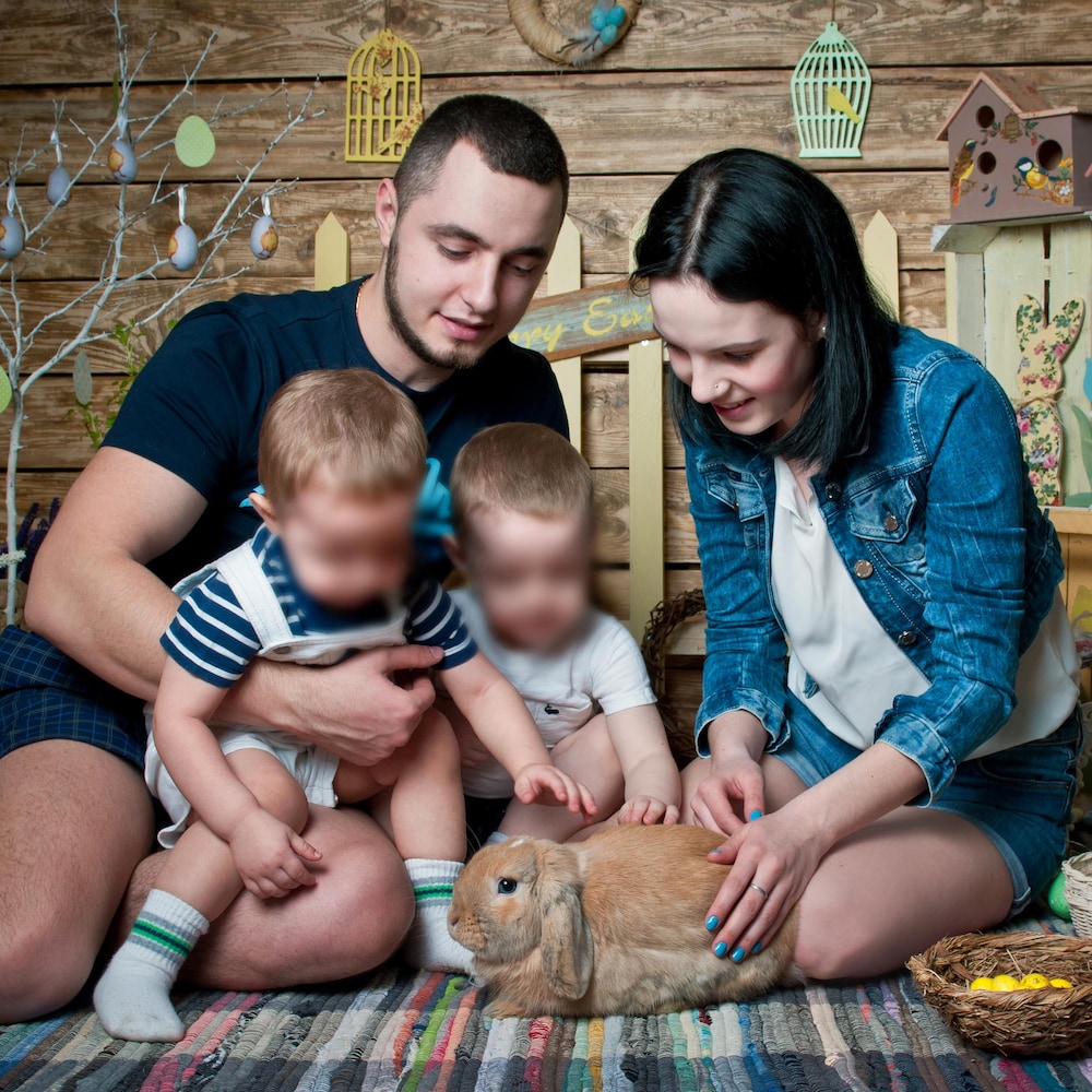 Margarita et son conjoint posent avec leur deux garçons et un lapin dans un décor de Pâques.