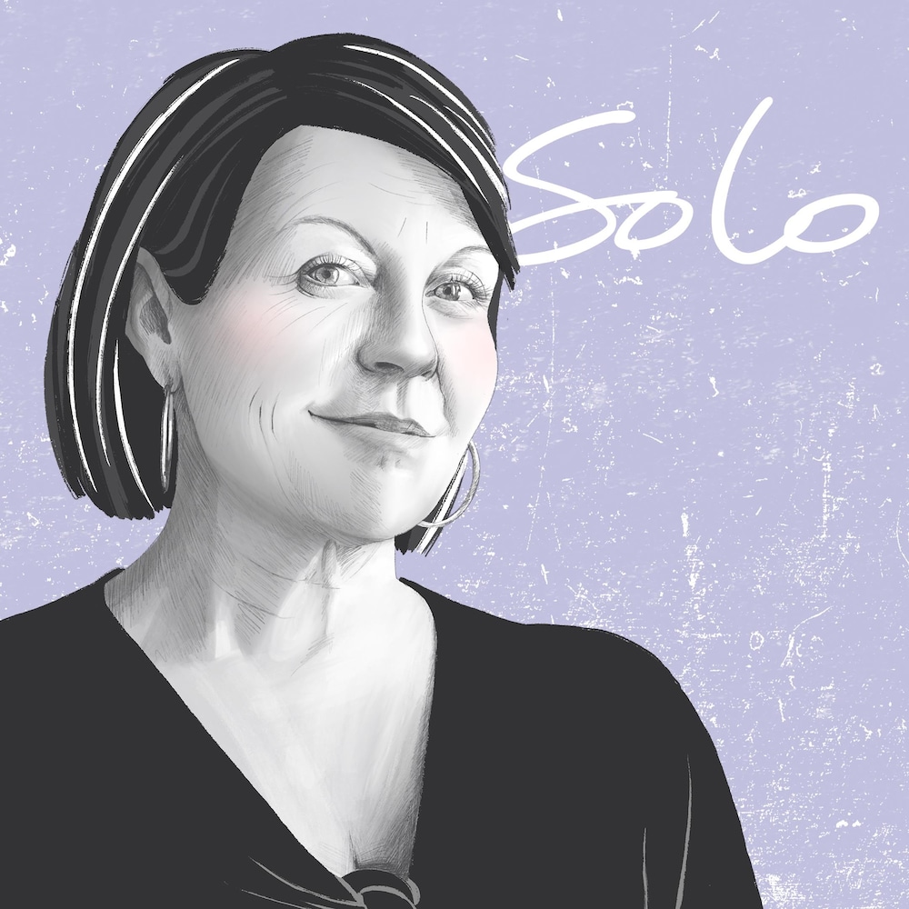 Une illustration de Marie-Chantal Perron sur un fond mauve, où est écrit le mot Solo en arrière-plan.