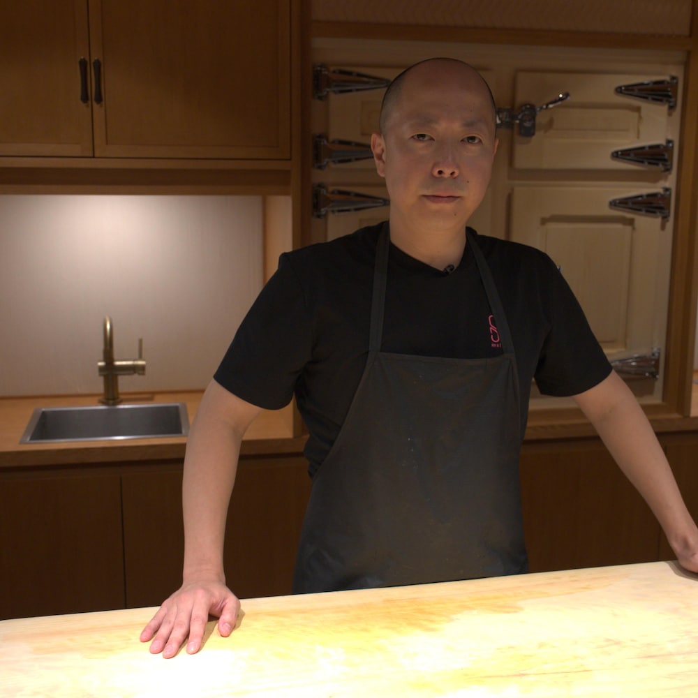 Le chef Saito dans sa cuisine