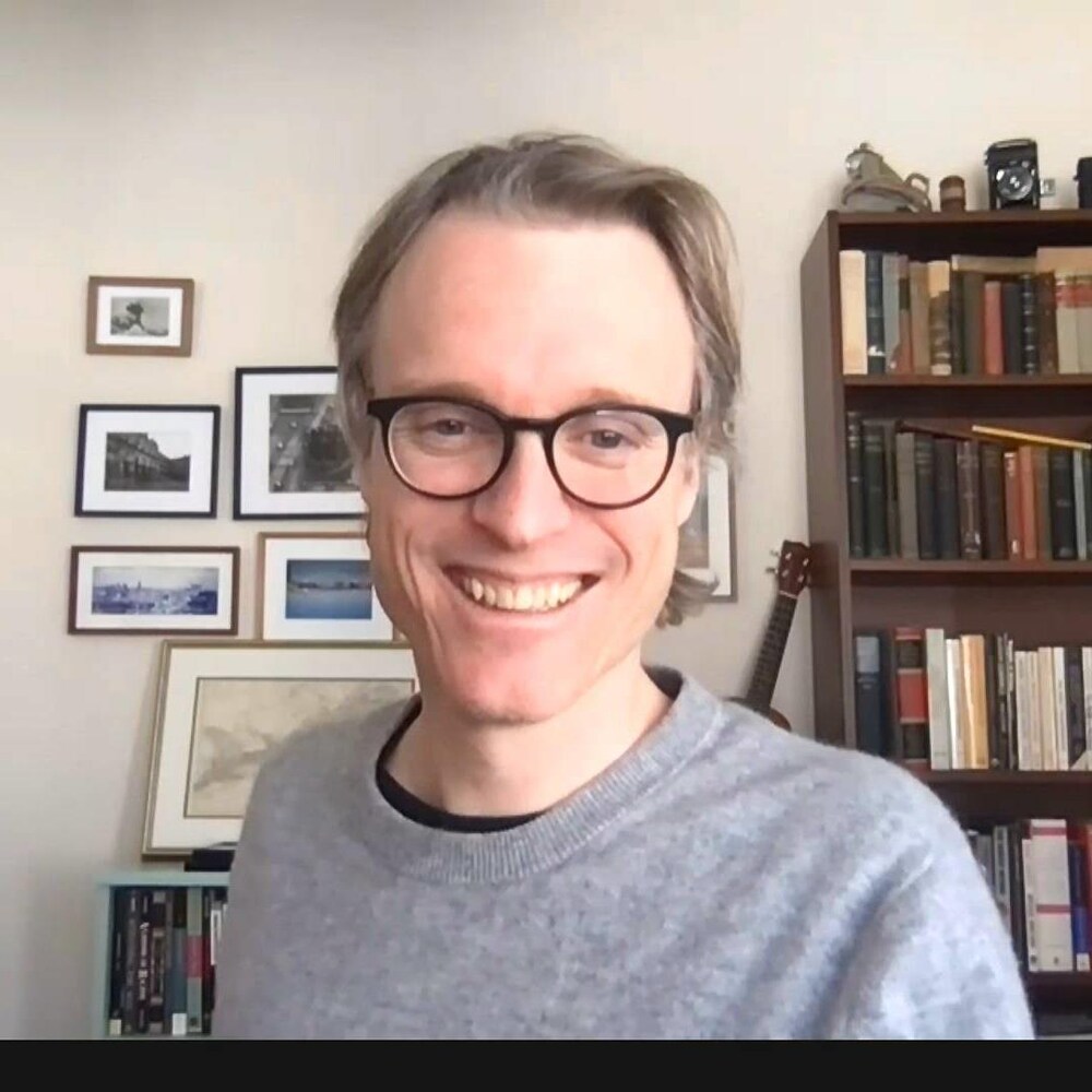 Matthew Hayes en entrevue par webcaméra.