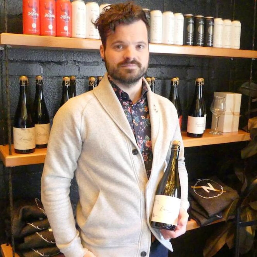 Le président et copropriétaire de la brasserie NonSuch, Matthew Sabourin tenant une bouteille de sa production.