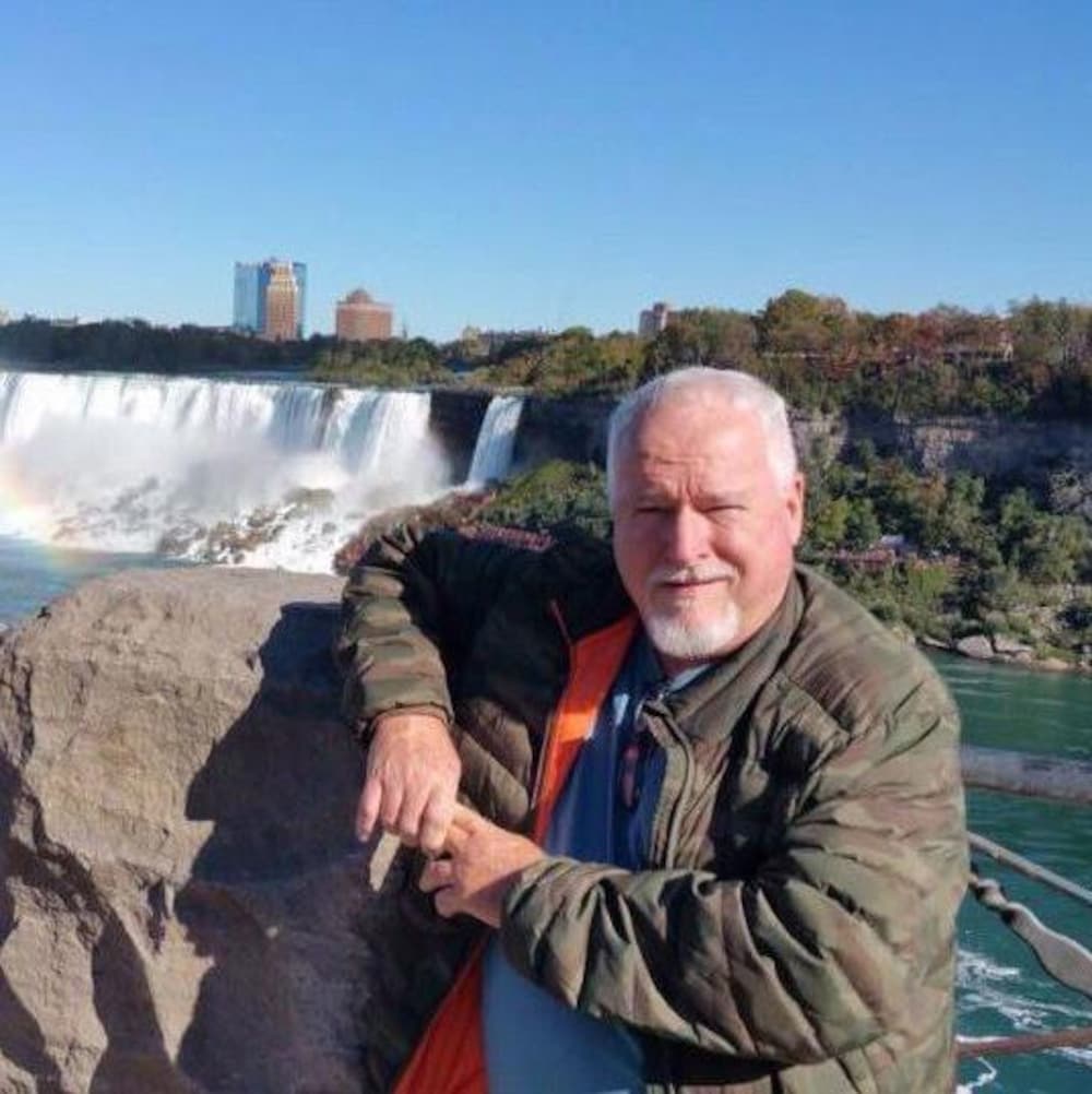 Bruce McArthur pose devant les chutes Niagara sur son compte Facebook.