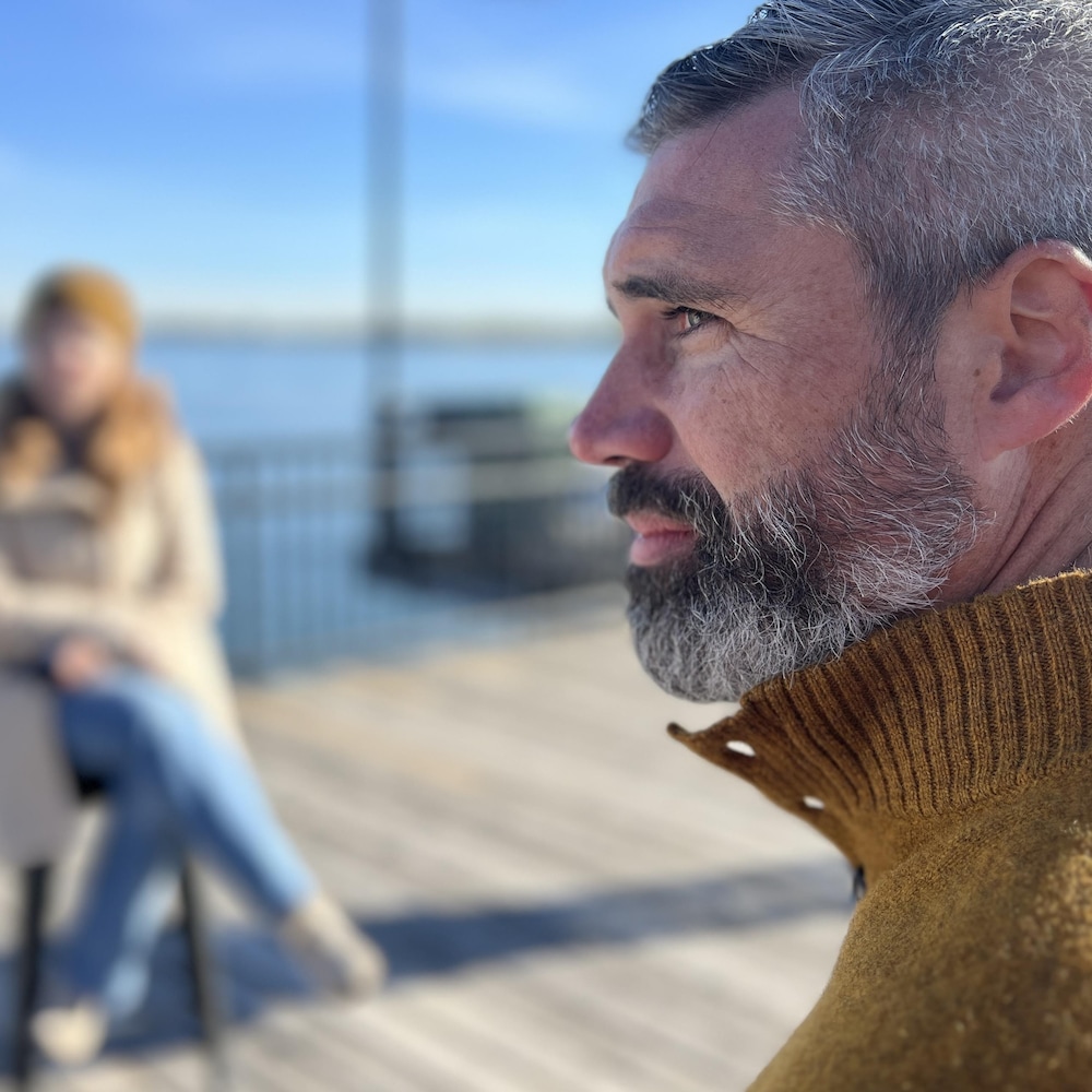 Portrait d’un homme de profil.