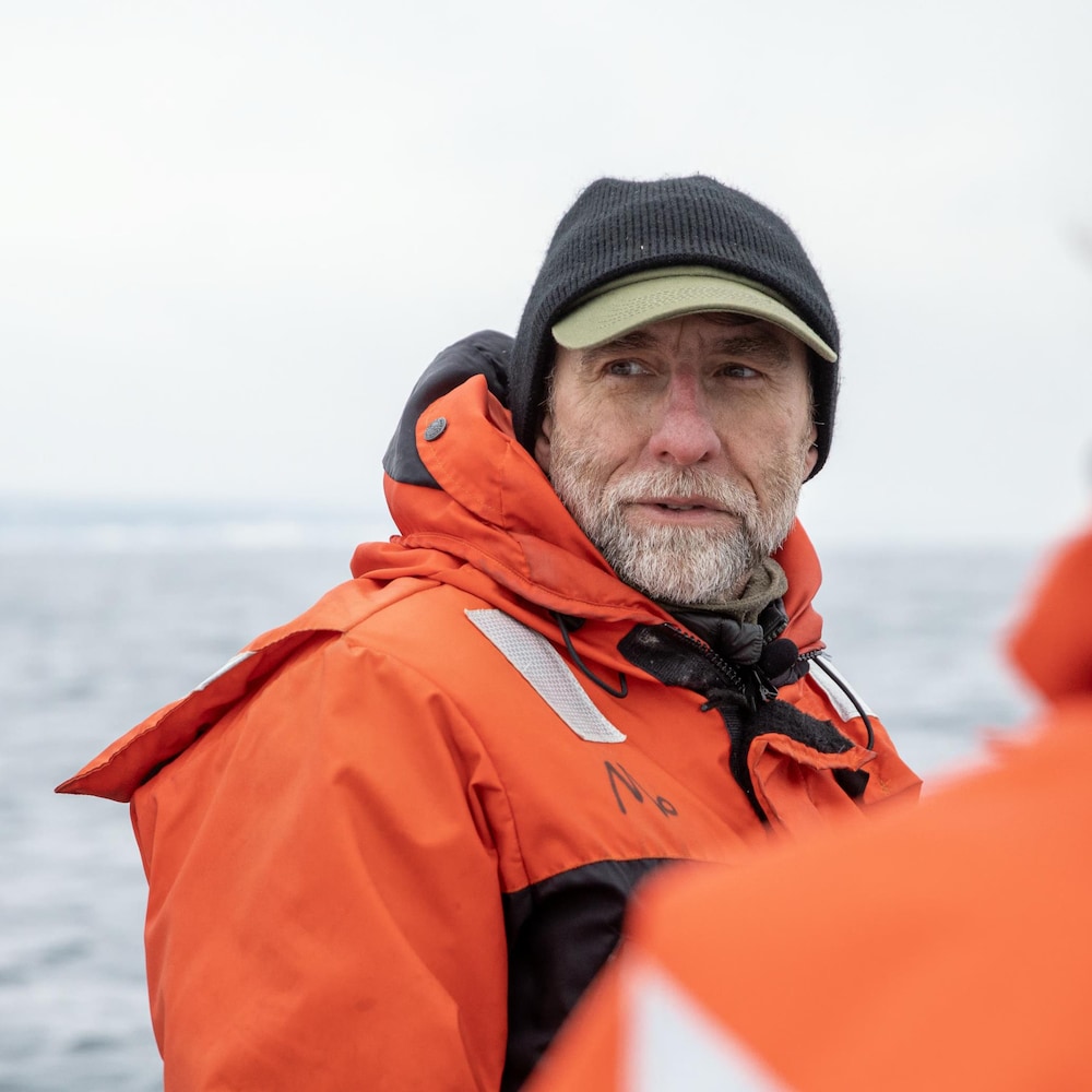 Michel Moisan, vêtu pour affronter l'hiver sur le fleuve Saint-Laurent.