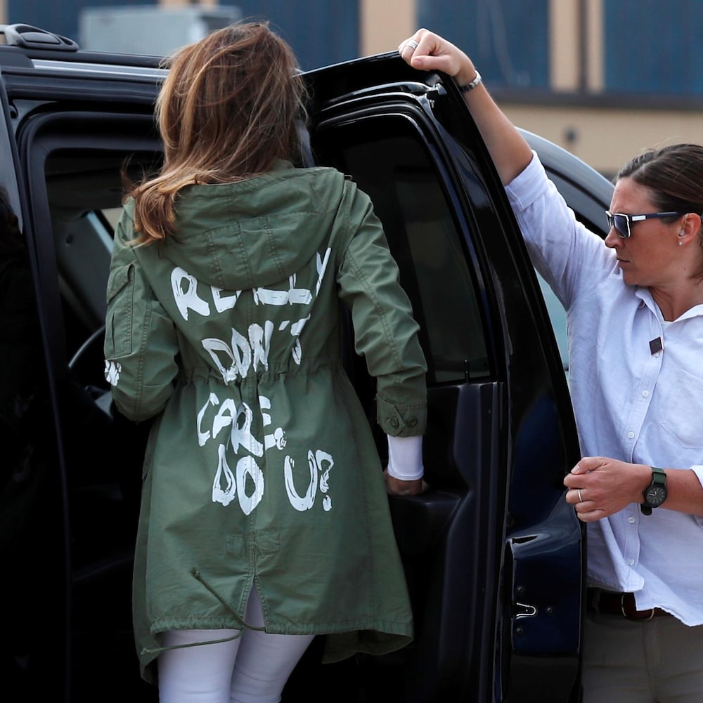 Melania Trump portant un manteau avec une inscription controversée dans le dos "I Really Don't Care. Do U?"