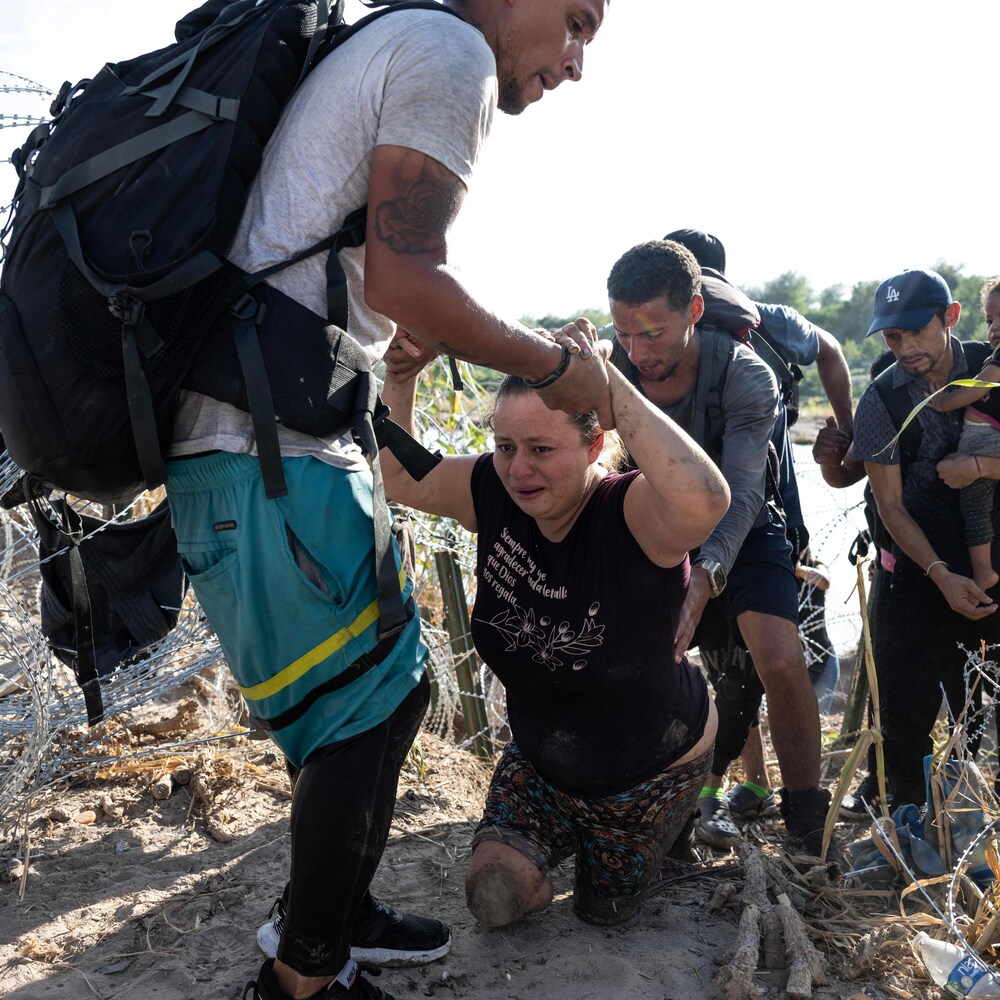 Une femme traverse la frontière américaine.