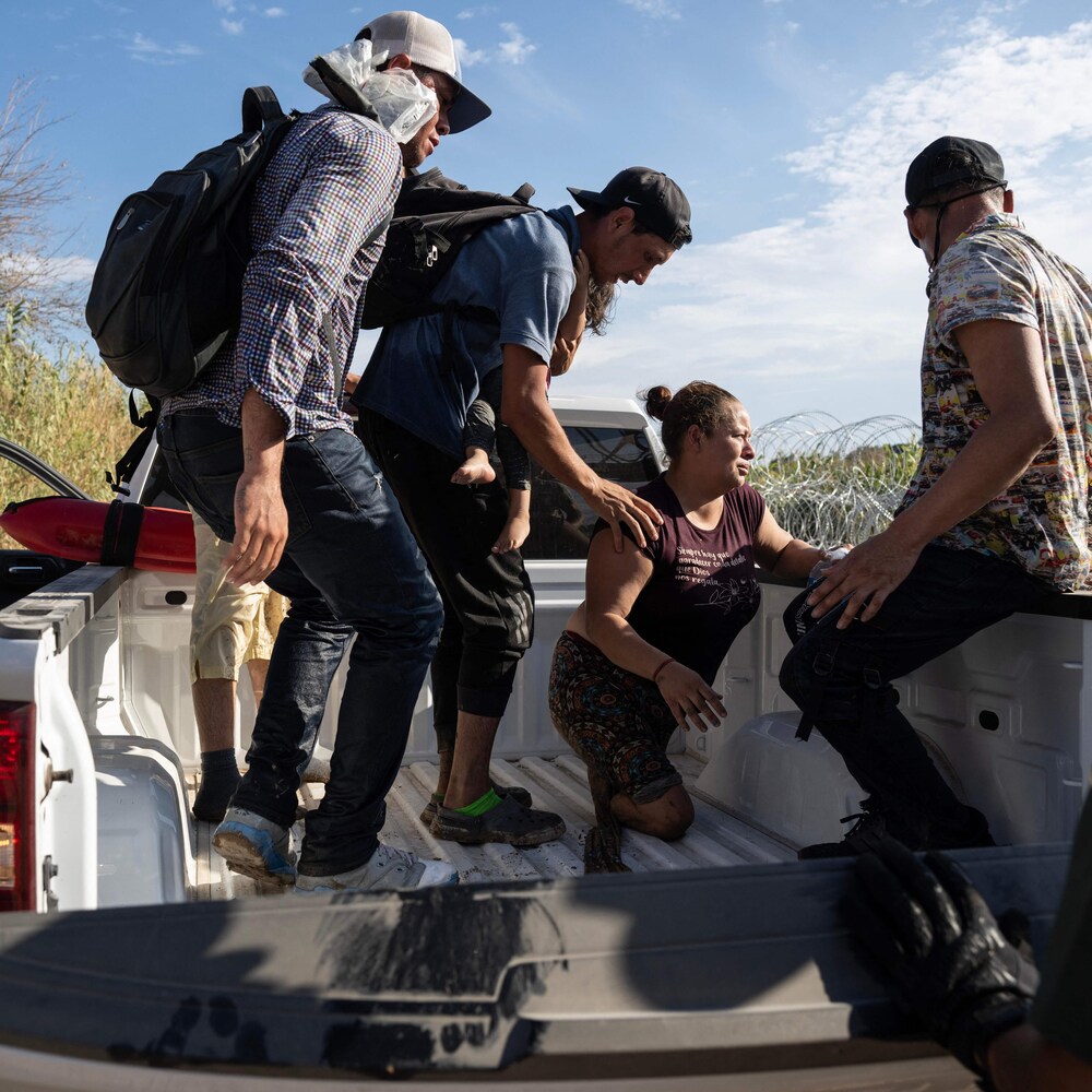 Un groupe de migrants s'installe dans une camionnette des services frontaliers.