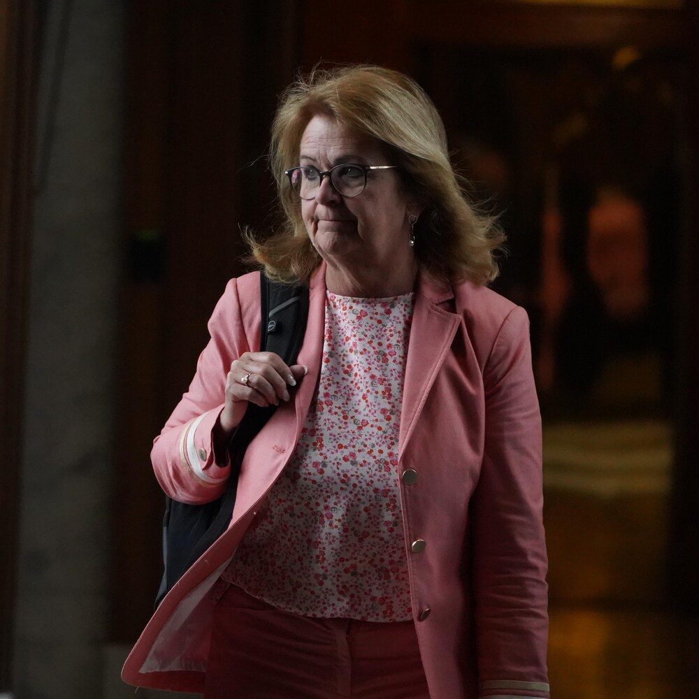 Suzanne Roy dans un corridor sombre. 