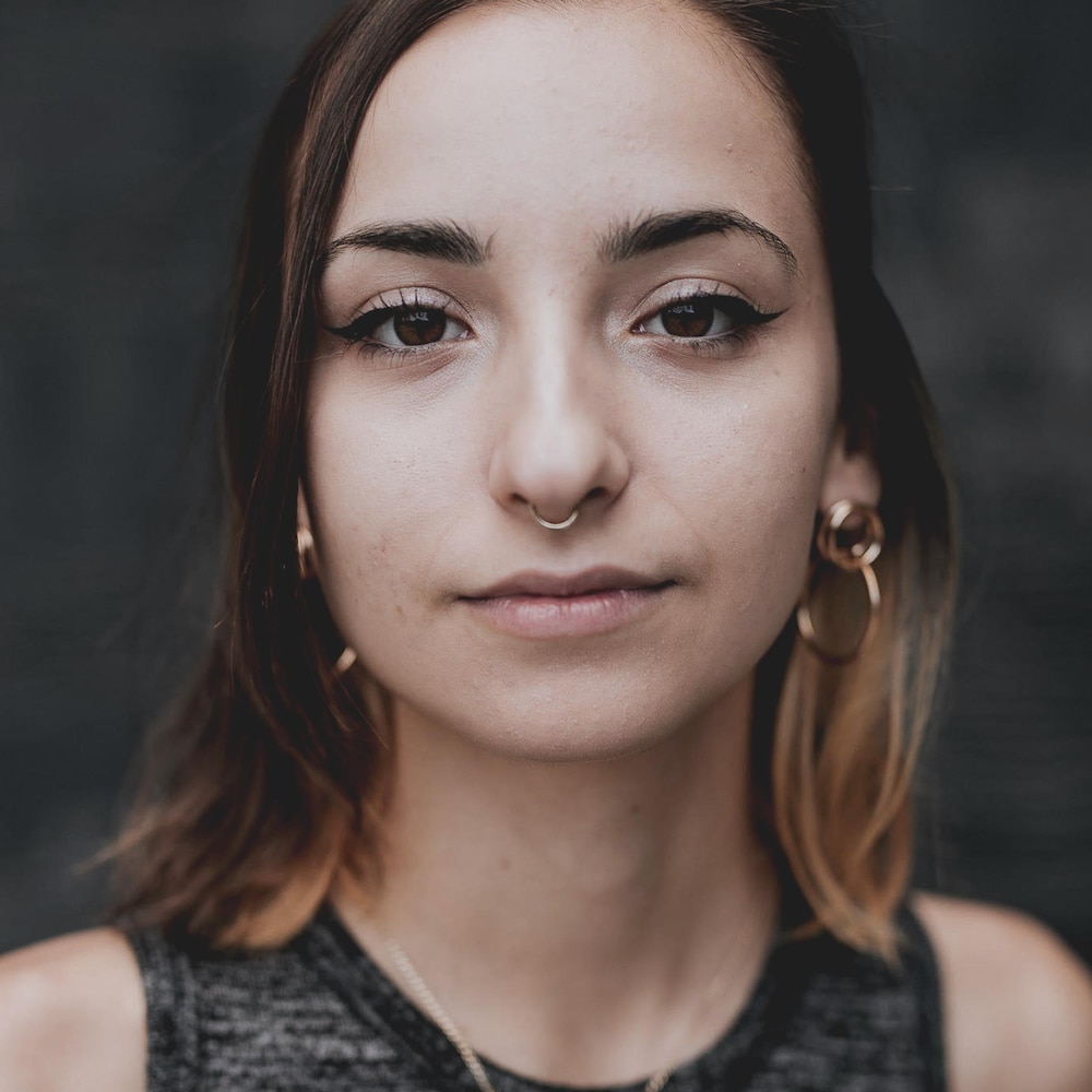 Miriam Vaillancourt sourit légèrement à la caméra.