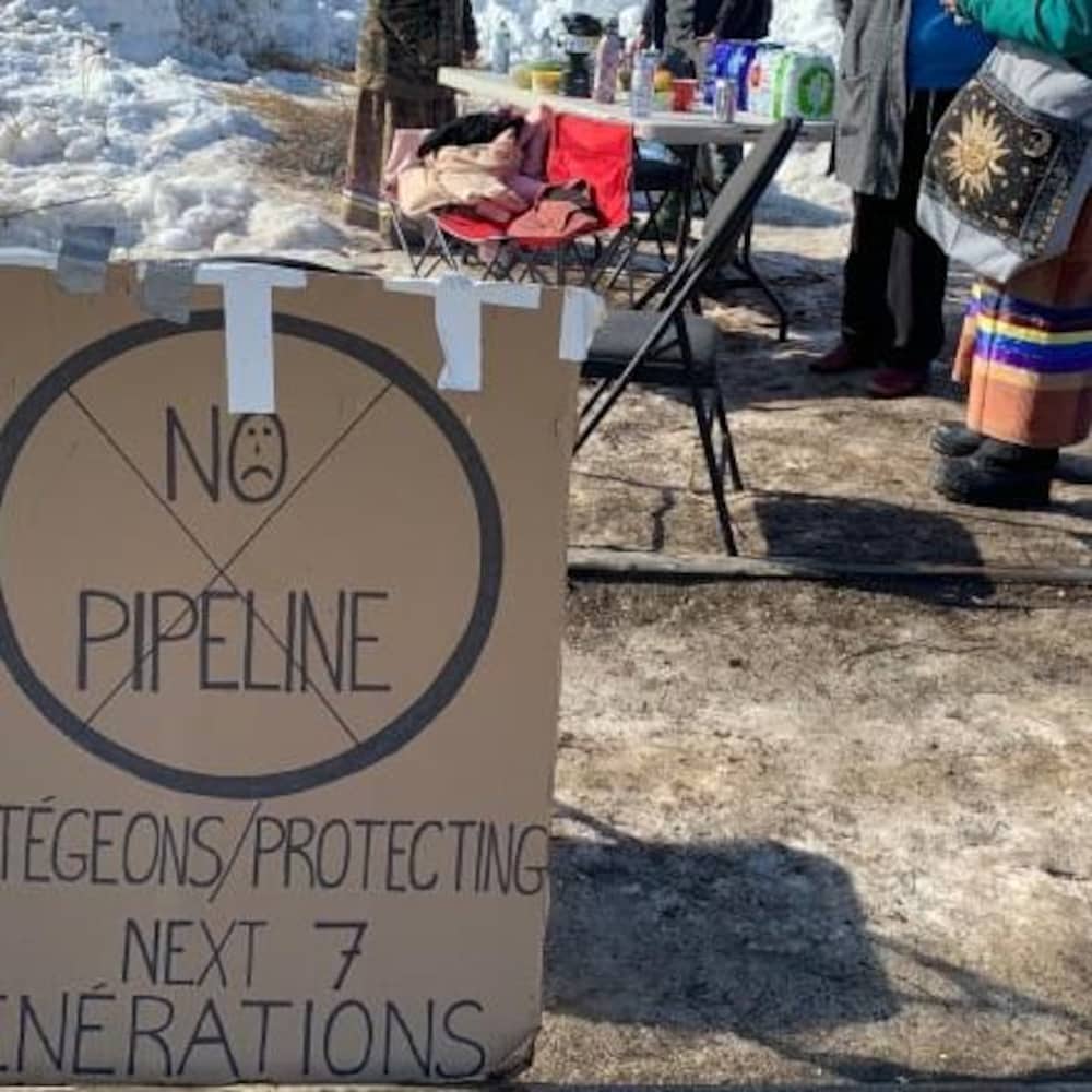Une pancarte sur laquelle on peut lire "No pipeline" pendant une manifestation à Moncton.
