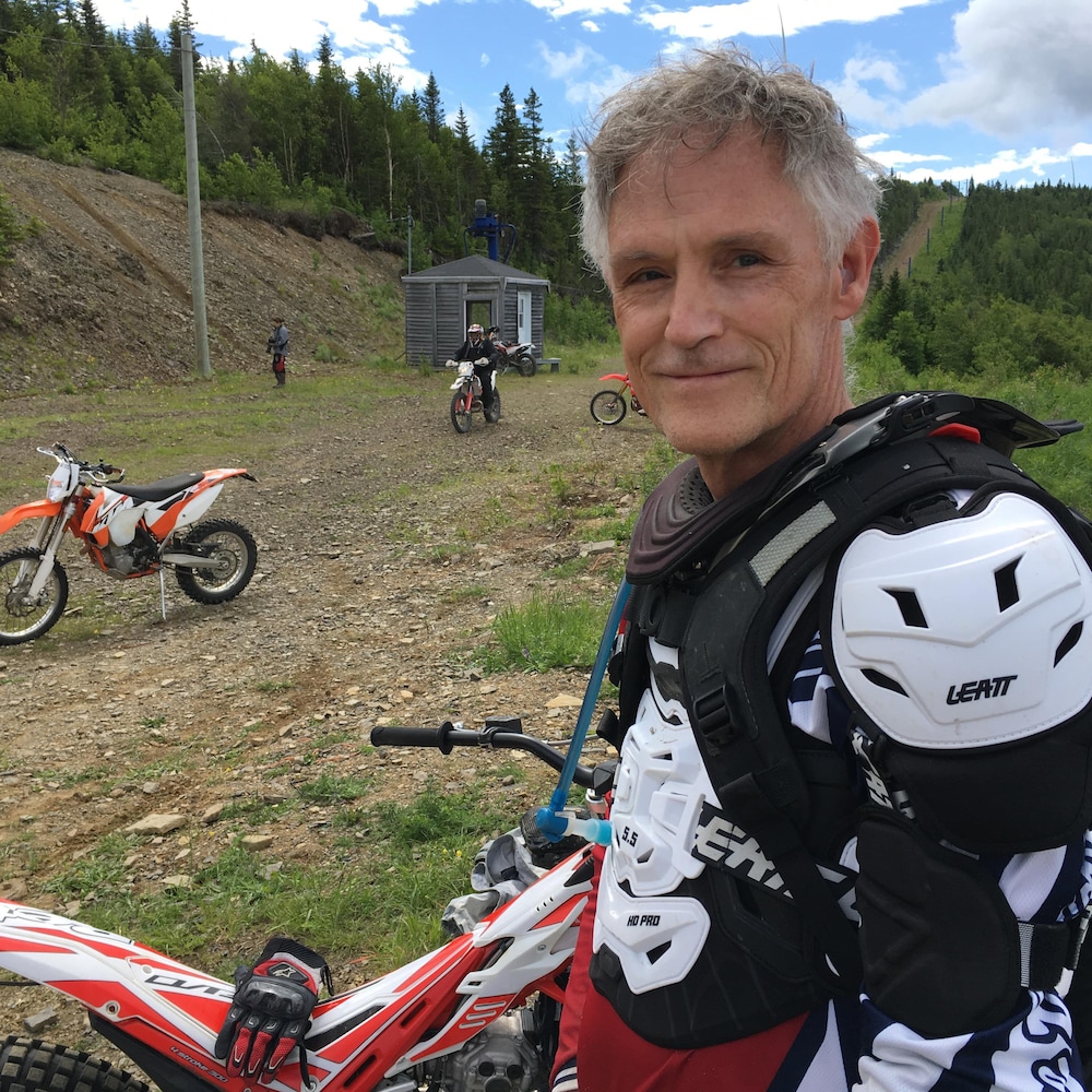 Mike Ranston, de Vancouver, n'a pas hésité à dépenser des milliers de dollars pour venir découvrir à moto les montagnes de Murdochville et des environs.