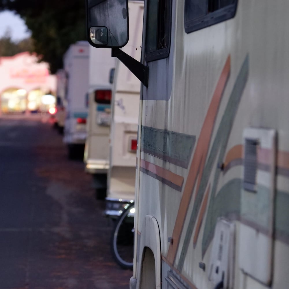 Des véhicules récréatifs sur l'avenue Crisanto, à Mountain View, en Californie. 