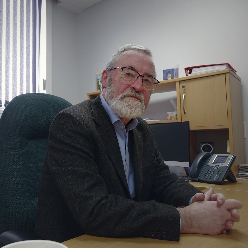 Des Sullivan à son bureau.