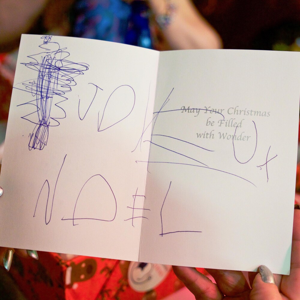 Pour Noël, des enfants du primaire ont confectionné des cartes de souhaits destinées aux femmes en situation d'itinérance.