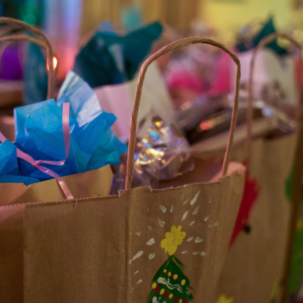 À la Maison Olga, le sapin et les tables avoisinantes débordent de sacs et de boîtes-cadeaux.