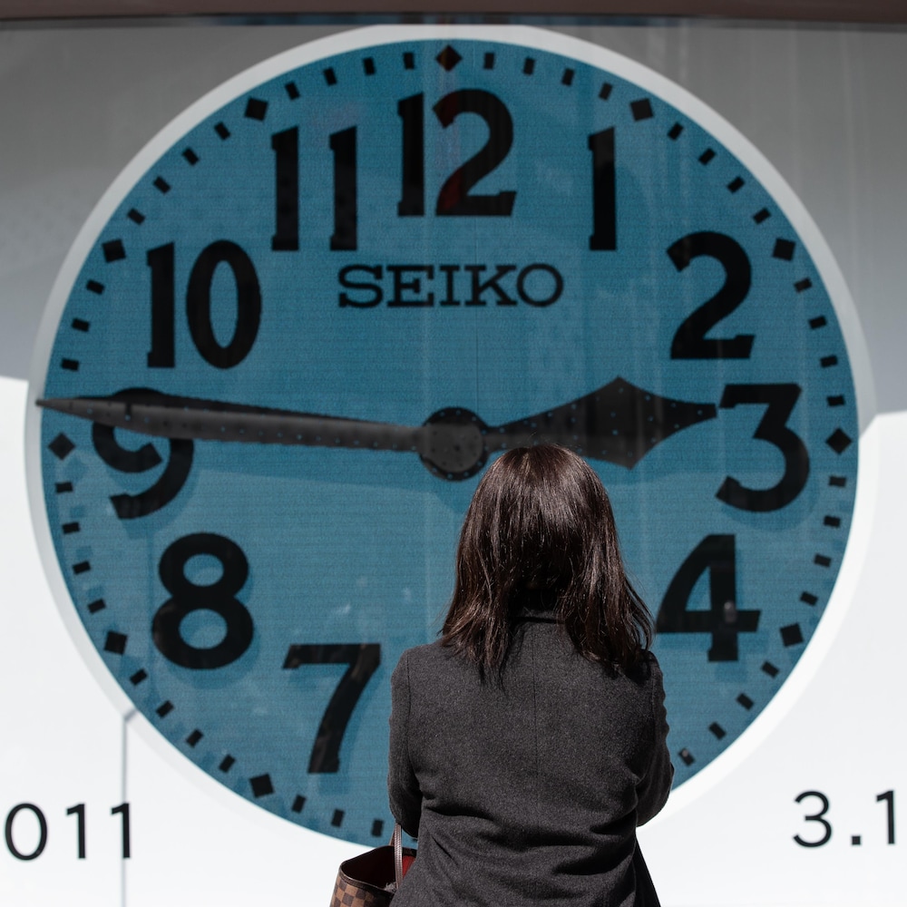 Une horloge affiche l'heure à laquelle s'est produit le séisme de 2011 au Japon. 