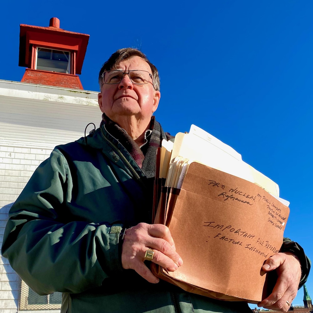 Le militant écologiste Gordon Dalzell tient dans ses mains de documents relatifs à la sécurité nucléaire.