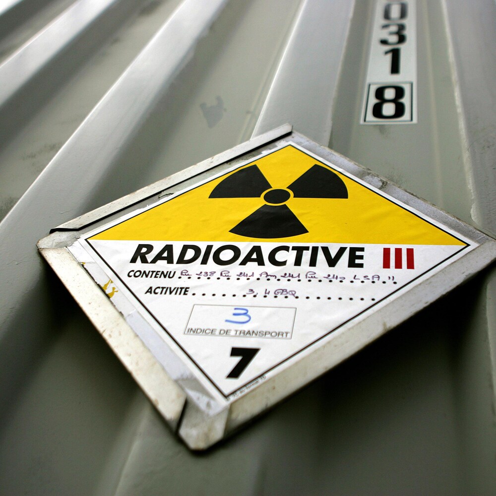 Une affiche sur un conteneur indique la présence de déchets faiblement et moyennement radioactifs.