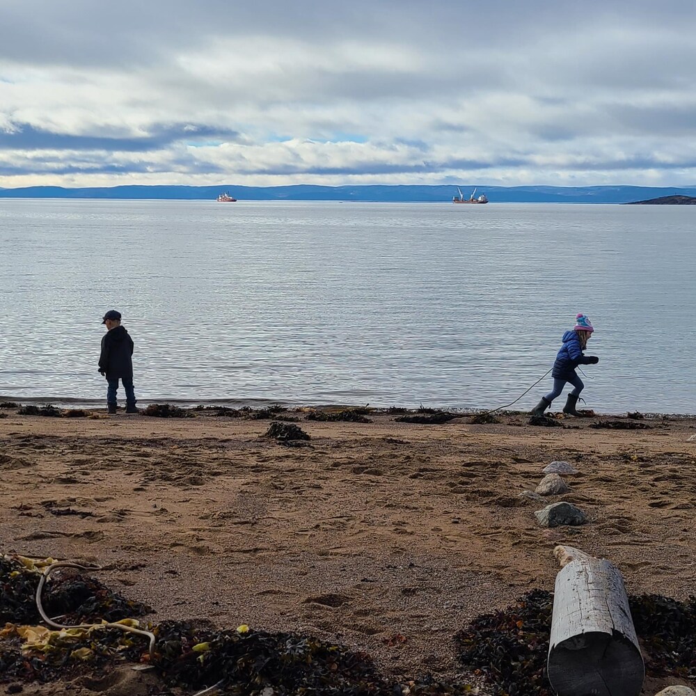 Des élèves de l'école Nanook sur la plage d'Apex, près d'Iqaluit, en septembre 2022.