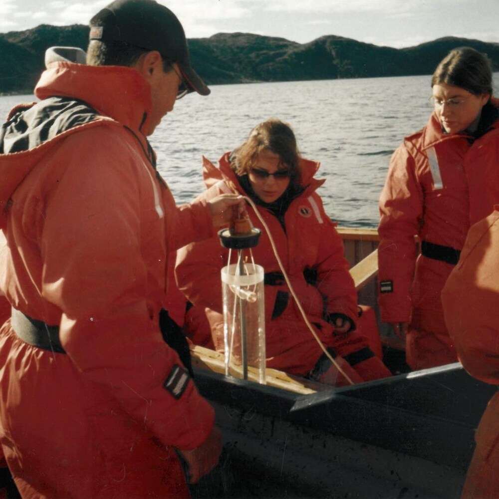 Des étudiants prennent des échantillons d'eau sur un bateau à Peterhead Inlet, près d'Iqaluit, en septembre 2003.