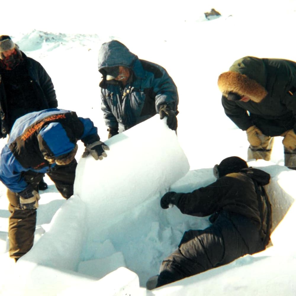Des étudiants apprennent à construire un igloo, en avril 2002.