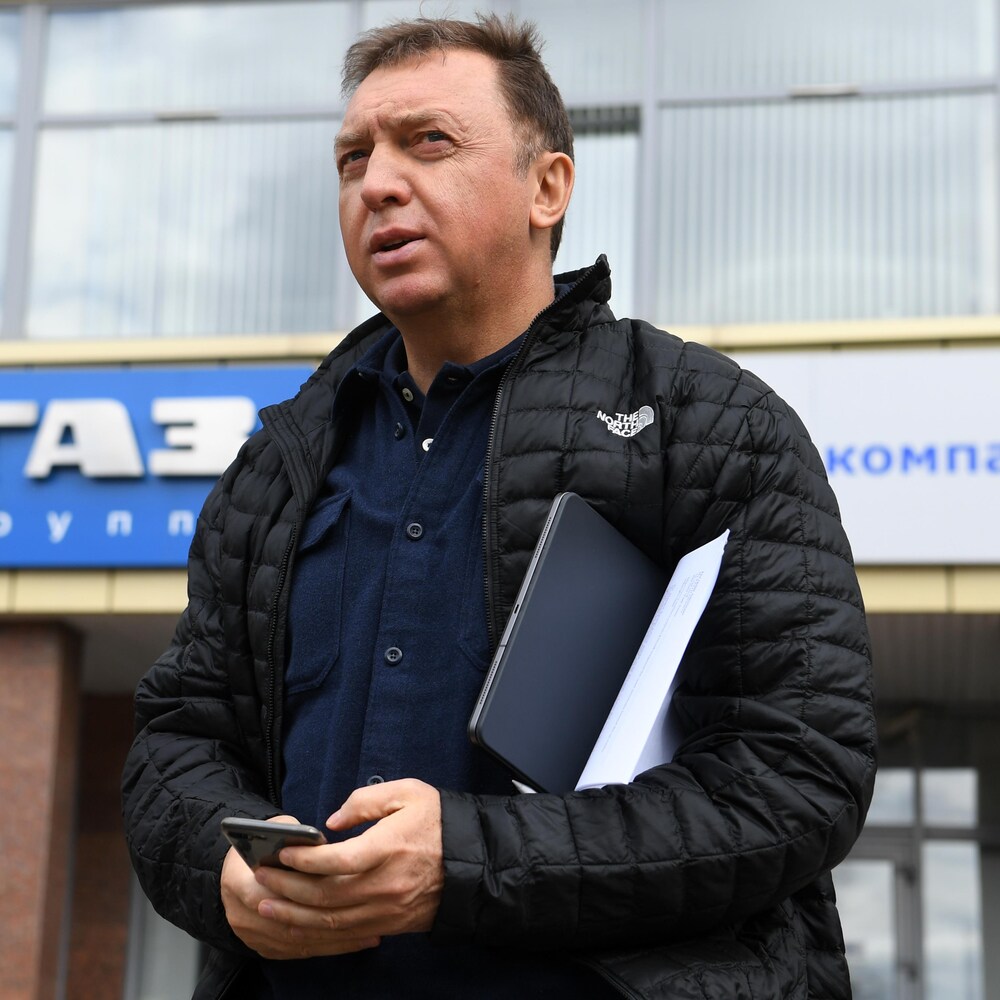 Oleg Deripaska s'adresse aux médias devant l'usine du constructeur automobile GAZ, dont il est propriétaire.