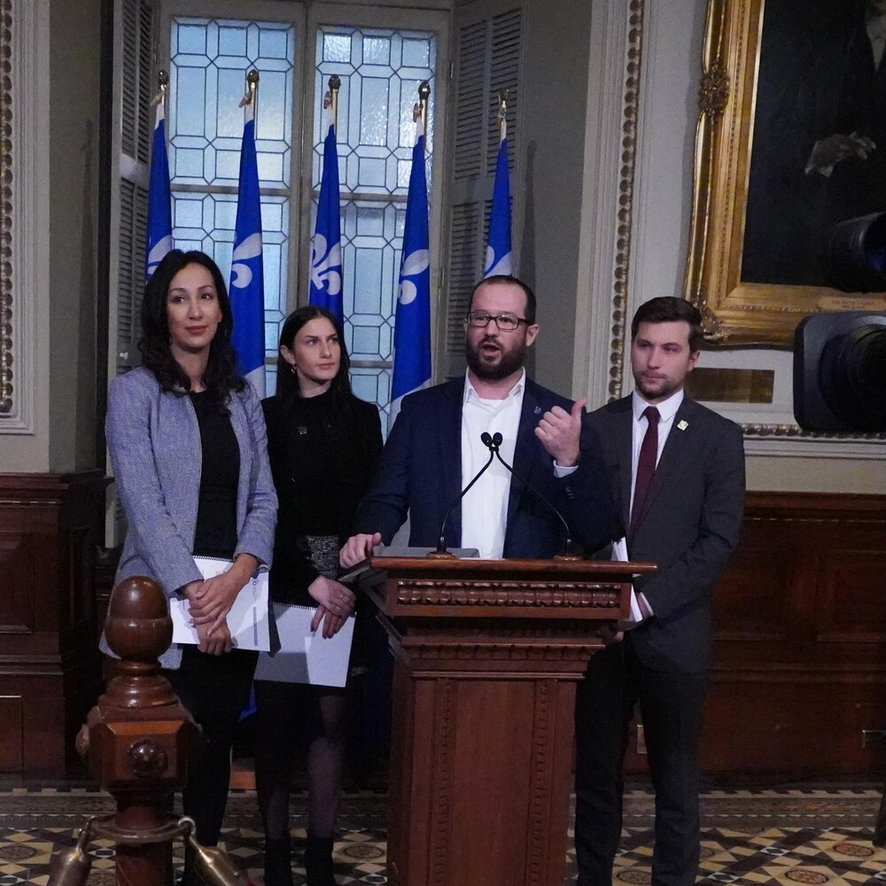 Des députés de l'opposition et le président de l'Union étudiante du Québec s'adresse aux journalistes dans le foyer du parlement.