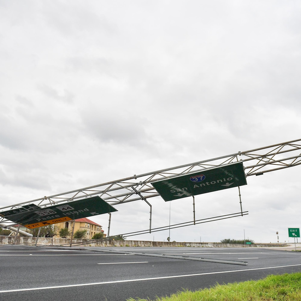 Des panneaux indicateurs sont tombés sur l'autoroute sous la force des vents.
