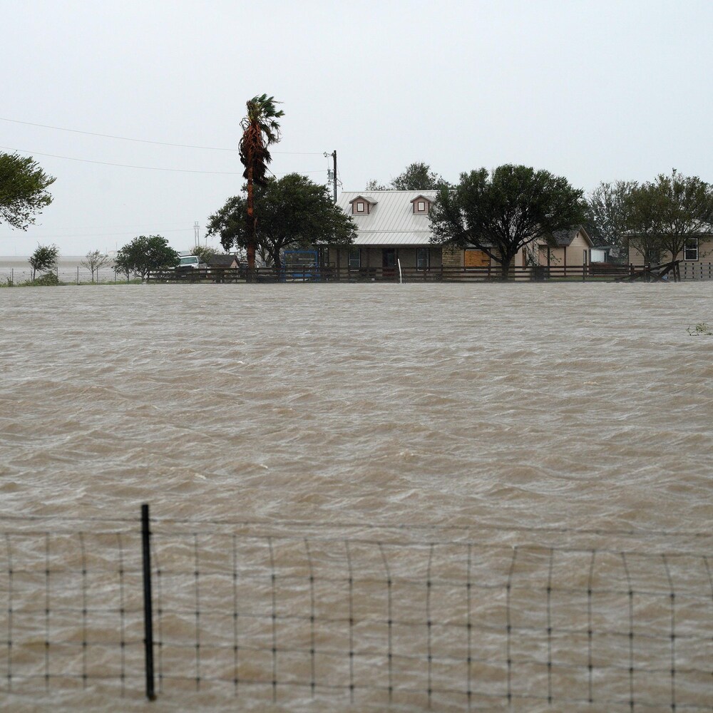 Une ferme est entourée d'eau, à l'instar de nombreuses autres habitations le long de la côte texane, inondée suite au passage de l'ouragan Harvey.