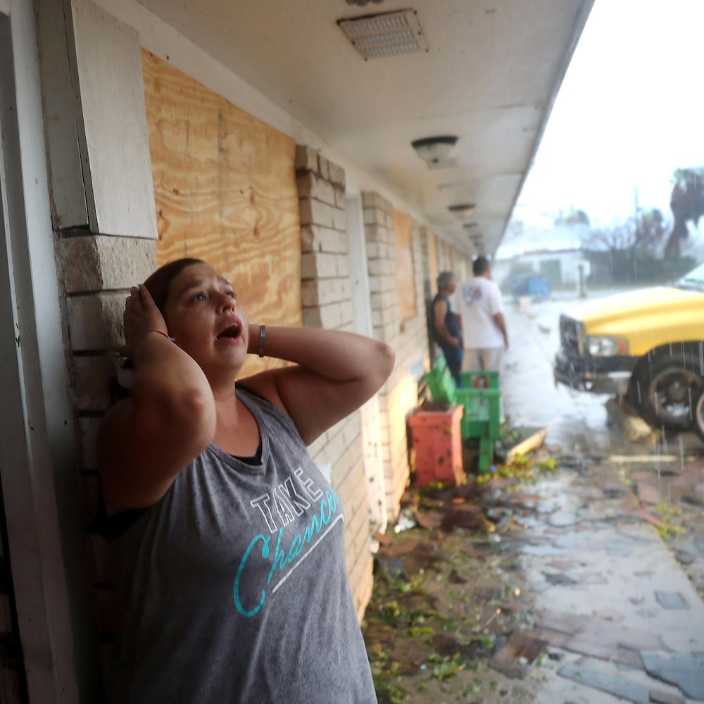 Une femme observe la lourde pluie de l'ouragan Harvey.