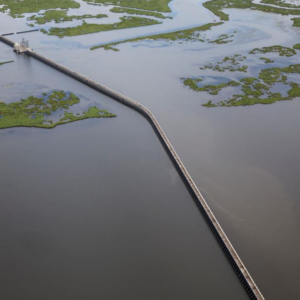 Un long barrage au milieu d'un immense marécage en Louisiane.