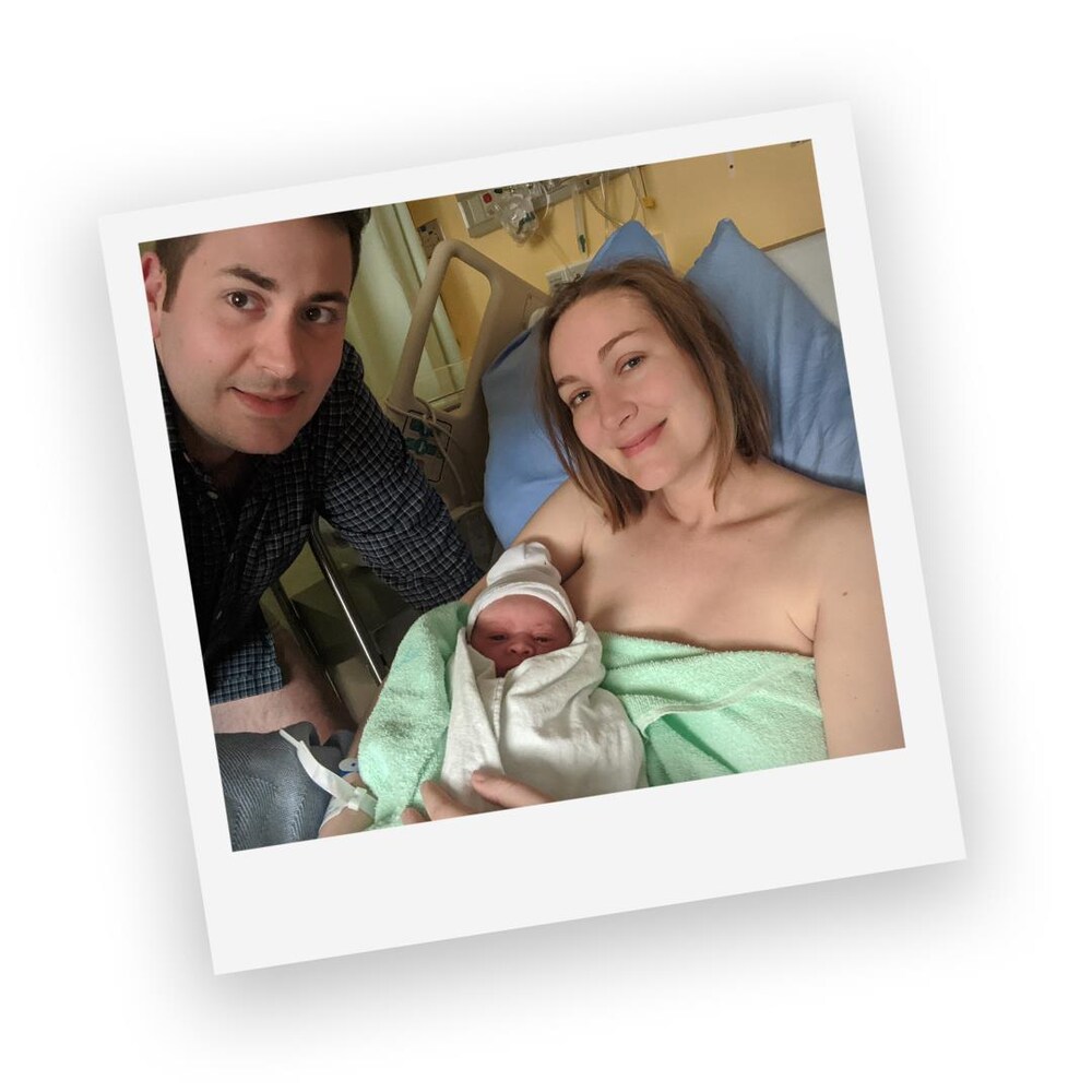 Un couple avec un nouveau-né.