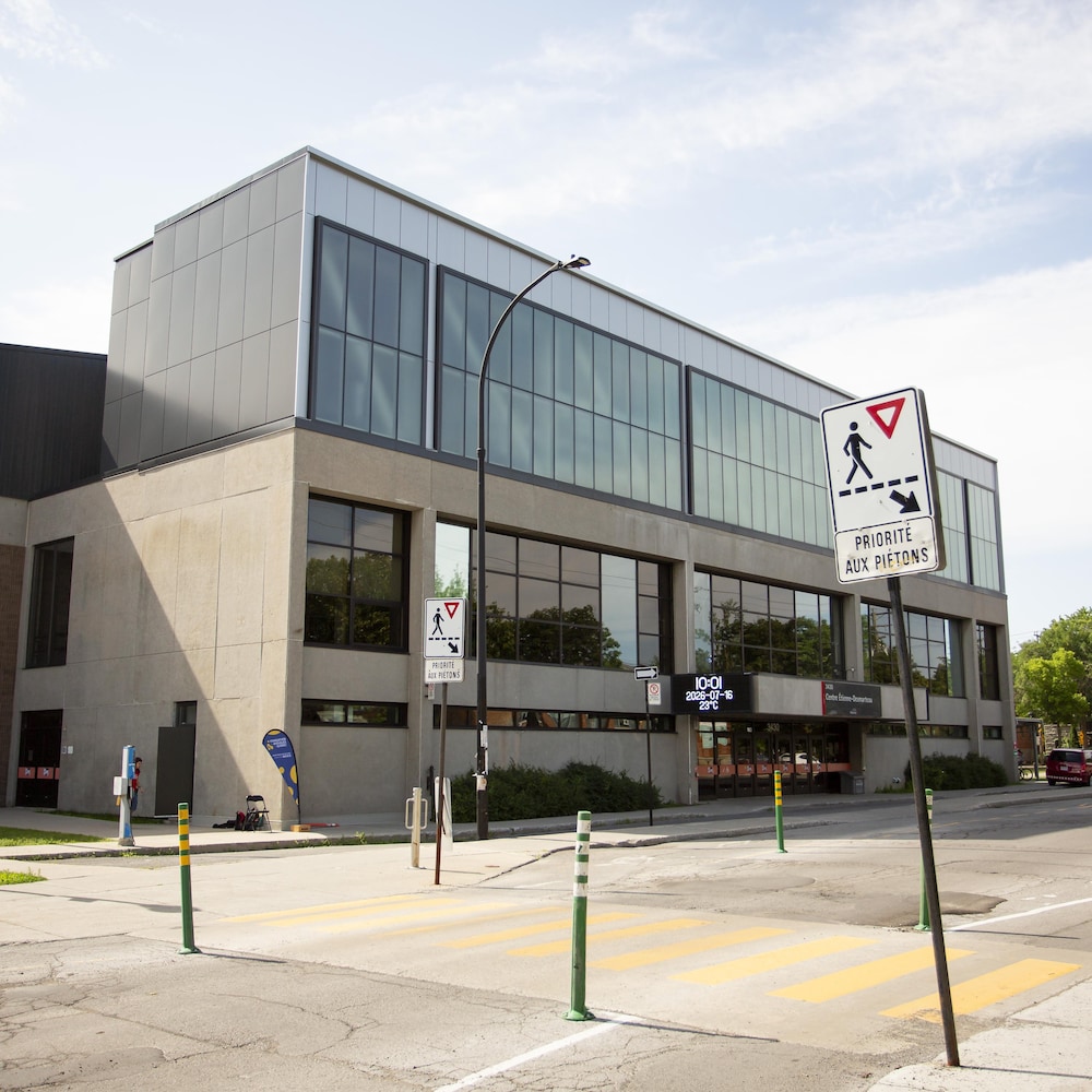 La façade du centre d'activités Étienne-Desmarteau, avec une piste cyclable en avant-plan.