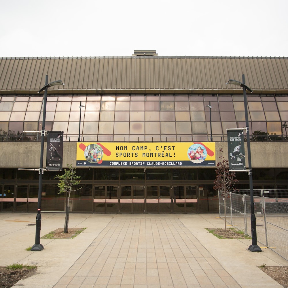 La façade du complexe sportif Claude-Robillard, situé dans l’arrondissement Ahuntsic-Cartierville.