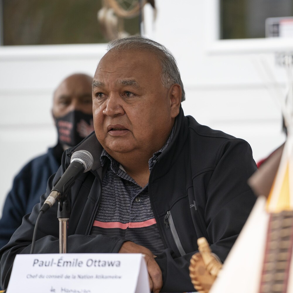 Paul-Émile Ottawa, chef du Conseil des Atikamekw de Manawan, s'exprime lors de la conférence de presse du 2 octobre 2020, dans le stationnement du Centre d'amitié autochtone de Lanaudière. 