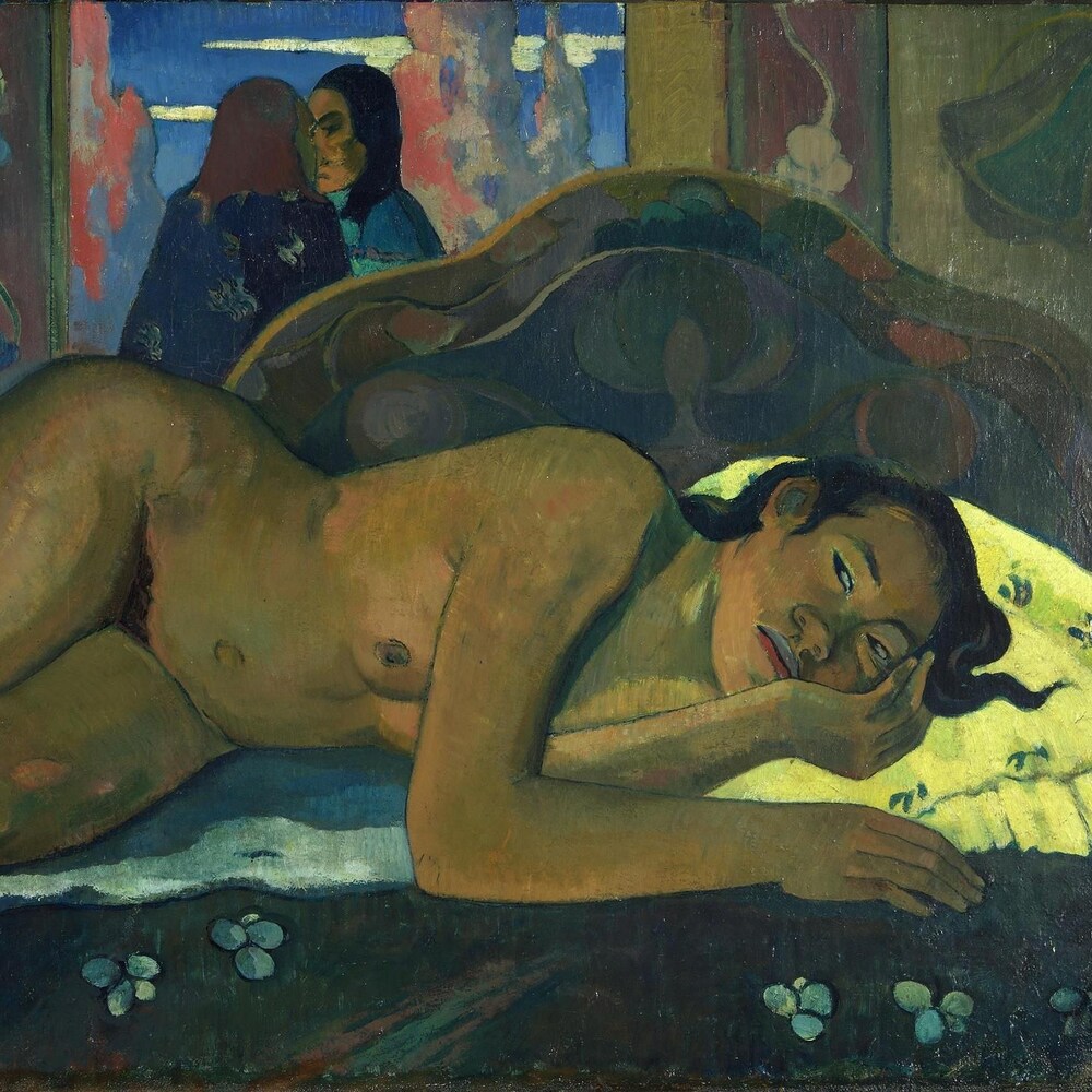 Une jeune femme est étendue, nue, sur un lit.