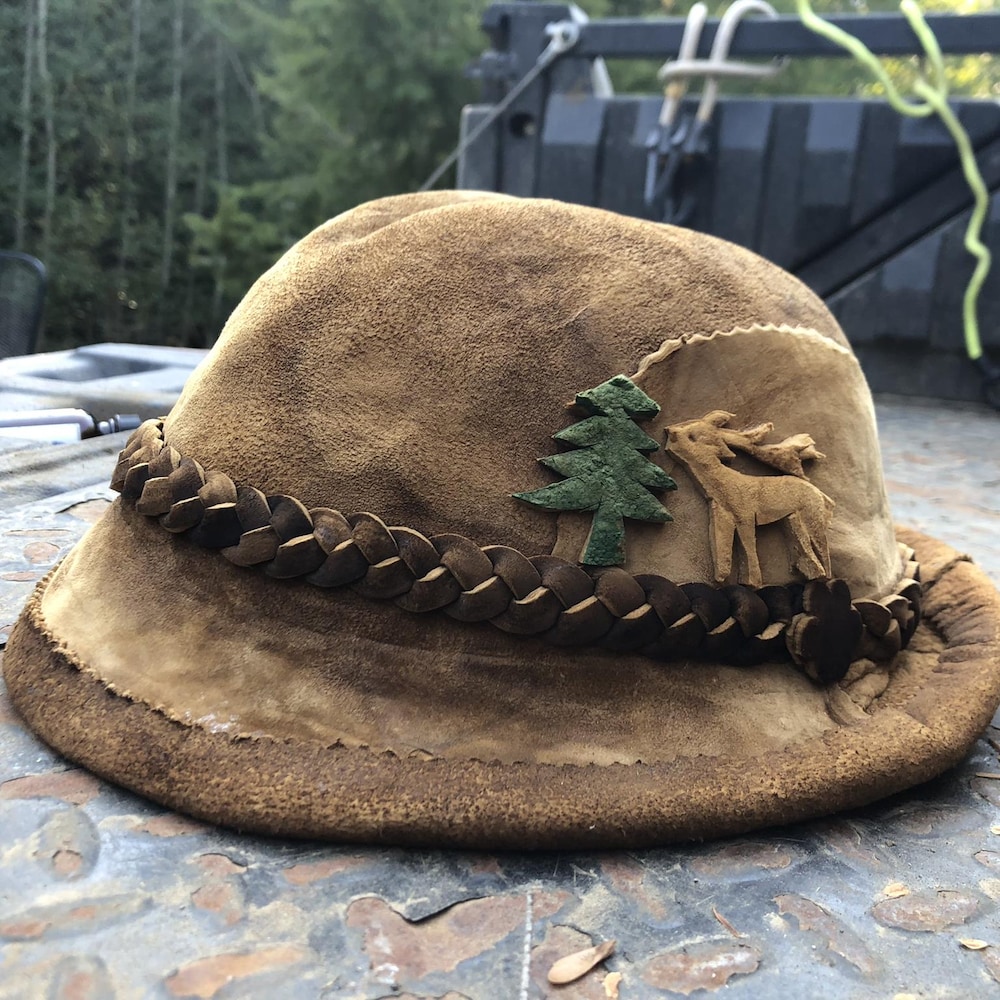 Un chapeau posé à plat, dont la texture fait penser au suède.