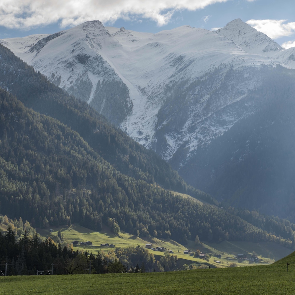 Une vallée verte et blanche.