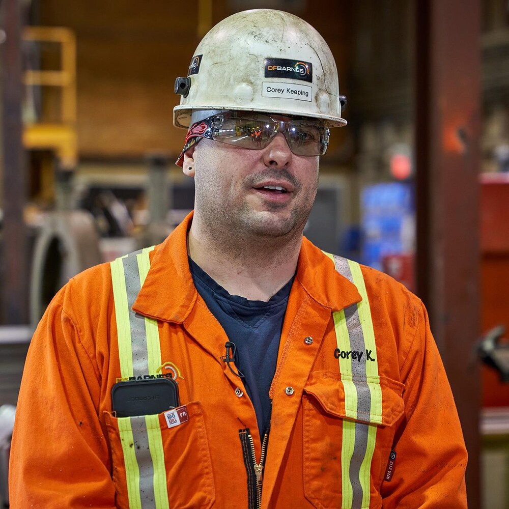 Portrait d'un homme portant casque de sécurité. 