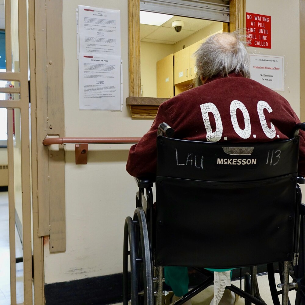 Un prisonnier se présente au comptoir où il doit recevoir des médicaments.                 