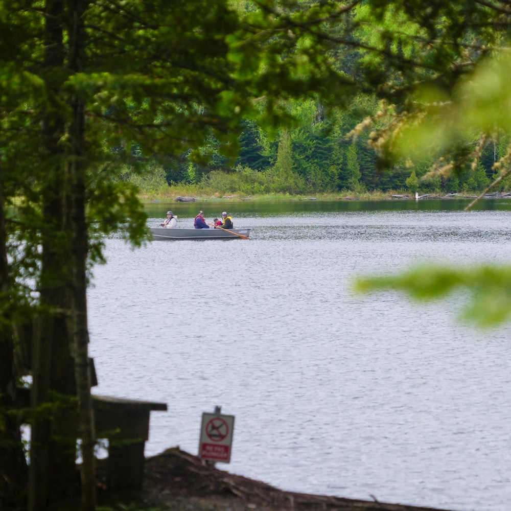 Des pêcheurs dans une chaloupe sur un lac.